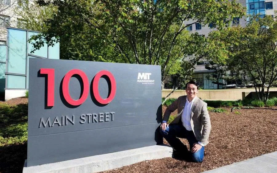 Mr. Tony Dzung Chủ tịch HBR Holdings luôn tiên phong cập nhật tri thức quản trị và công nghệ hiện đại từ các ngôi trường danh tiếng thế giới.