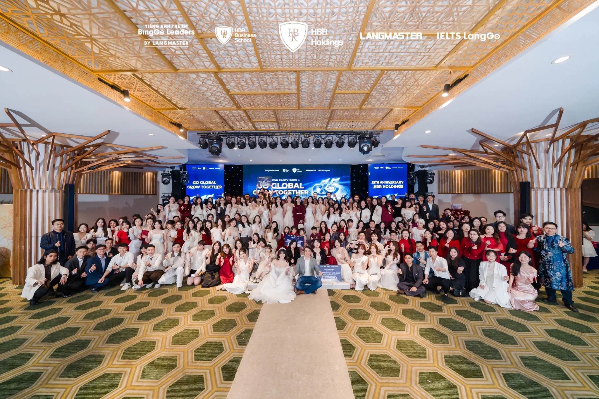 Tập thể đội ngũ nhân sự HBR Holdings cùng chung tay xây dựng môi trường làm việc chuyên nghiệp dựa trên nền tảng tri thức vững chắc và tinh thần cầu tiến.