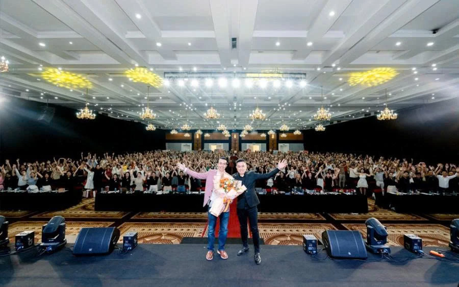 HBR Holdings – Môi trường chuyên nghiệp hội tụ những cá nhân khao khát bứt phá và chinh phục những đỉnh cao mới.