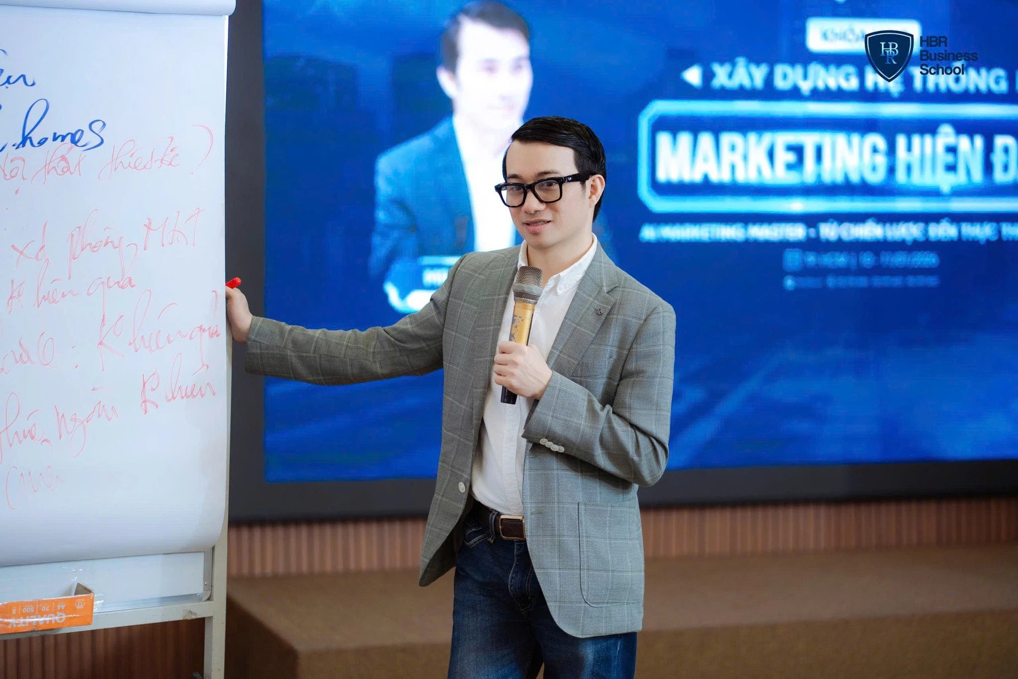 Nhân sự tại HBR được đào tạo bài bản về phương pháp luận Marketing tích hợp AI để tối ưu hóa năng suất lao động.