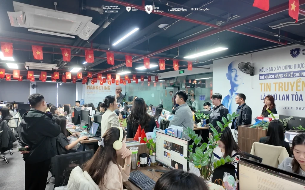 Các bạn sinh viên trực tiếp tham quan không gian làm việc mở, năng động và sáng tạo tại văn phòng HBR Holdings