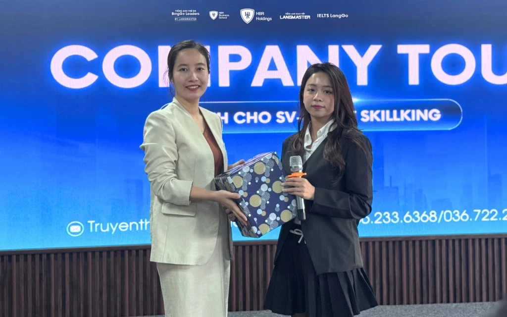 Ms. Nguyễn Thị Thu Hiền - Giám đốc Nhân sự HBR Holdings đại diện doanh nghiệp đón tiếp đoàn sinh viên Viện Đào tạo Quốc tế FPT