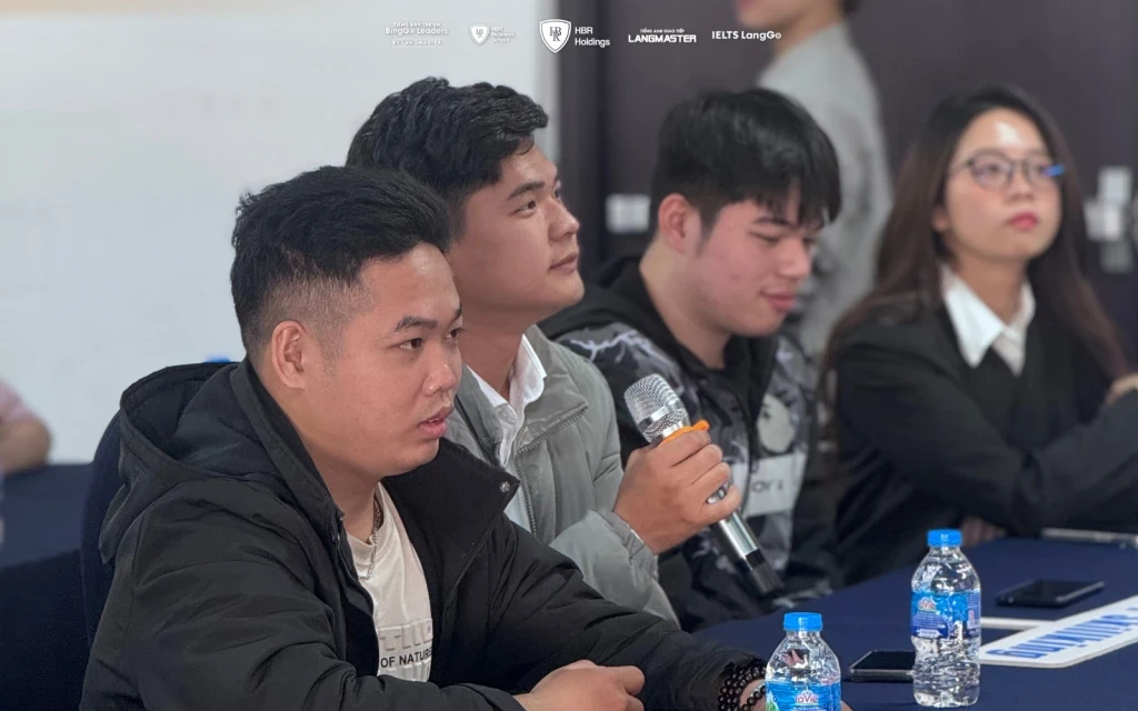 Sinh viên FPT hào hứng đặt câu hỏi và tìm hiểu về các cơ hội phát triển bản thân trong hệ sinh thái doanh nghiệp