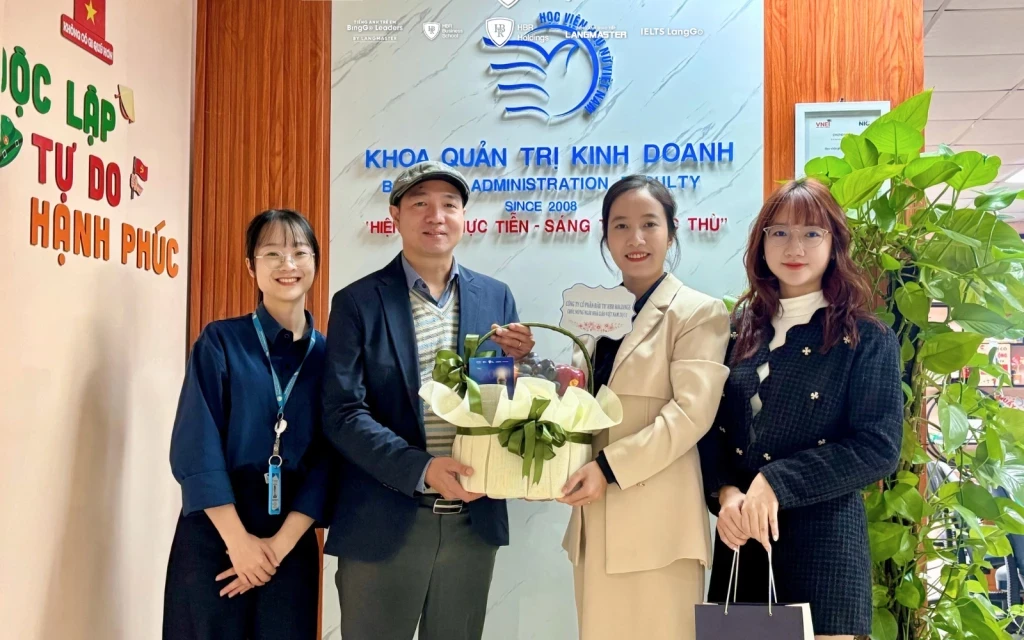 Đại diện HBR Holdings gửi trao những món quà tri ân ý nghĩa đến quý thầy cô tại Học viện Phụ Nữ nhân ngày 20/11