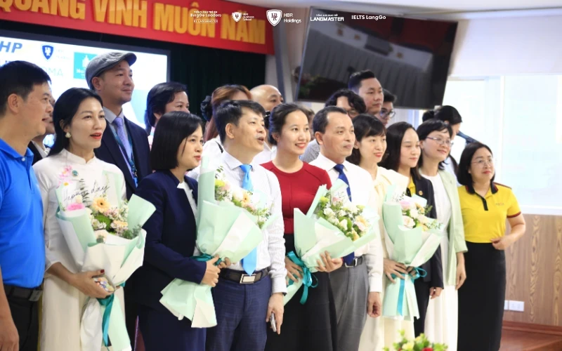 Đại diện ban lãnh đạo HBR Holdings và Học viện Phụ nữ Việt Nam thực hiện nghi thức ký kết thỏa thuận hợp tác chiến lược.
