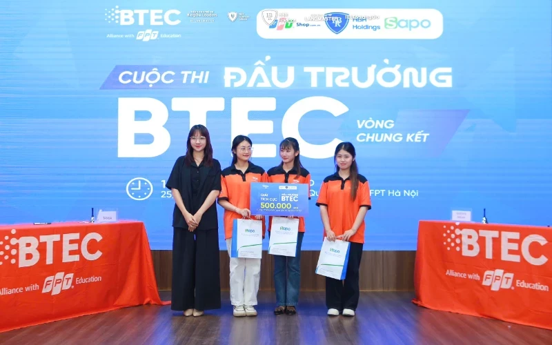 Đại diện HBR Holdings trao tặng những phần quà giá trị cho các đội thi có thành tích xuất sắc.