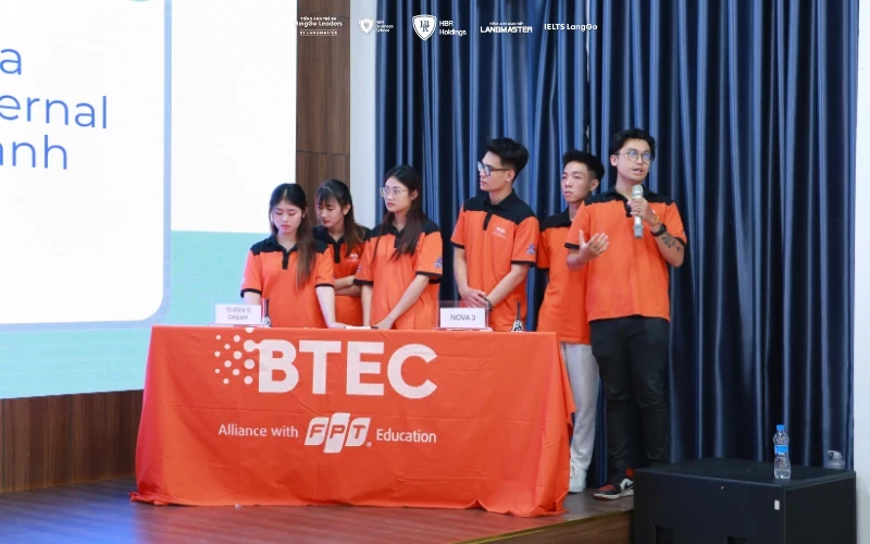 Sinh viên BTEC FPT thể hiện bản lĩnh và tư duy phản biện sắc bén trước hội đồng ban giám khảo.