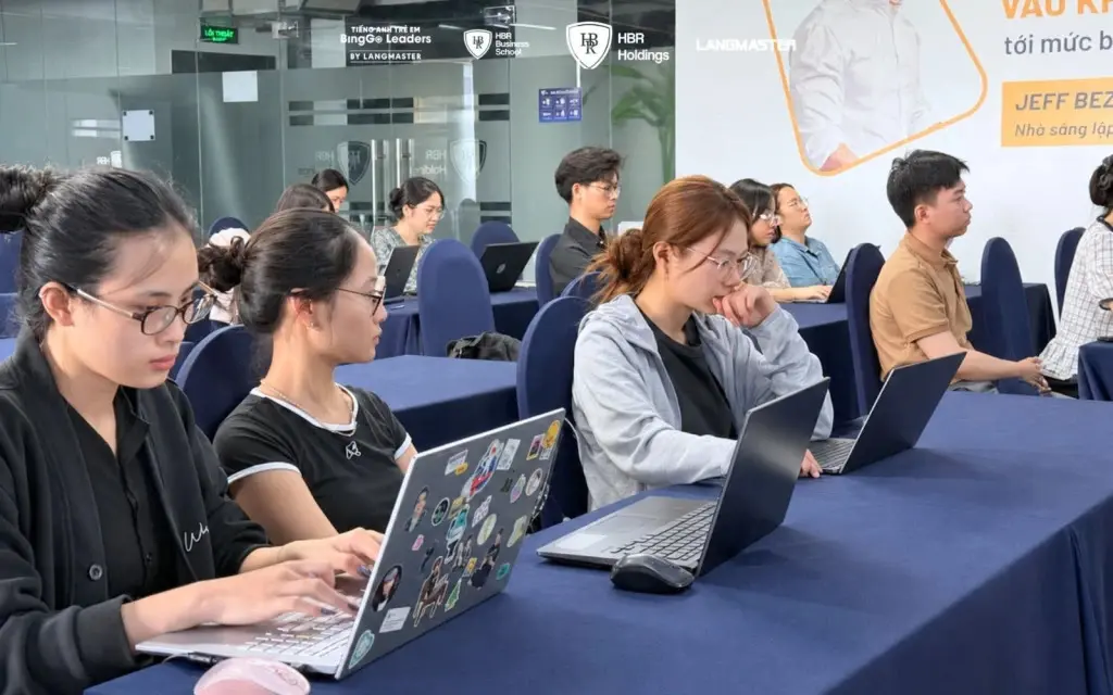 Toàn cảnh không khí tập trung và nghiêm túc của các nhân sự Kinh doanh trong buổi huấn luyện nội bộ.