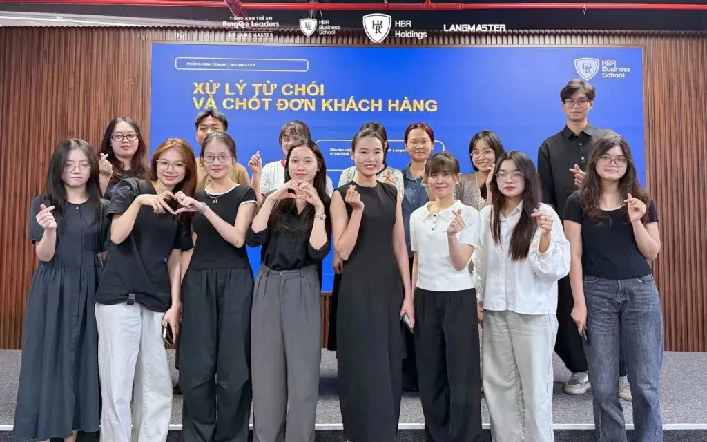 Đội ngũ Kinh doanh rạng rỡ lưu giữ kỷ niệm sau chương trình đào tạo nâng cao năng lực của tập đoàn HBR Holdings.