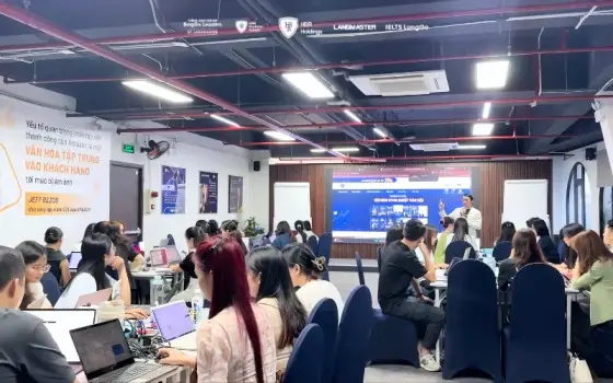 Đội ngũ quản lý và nhân sự HBR Holdings tham gia chương trình đào tạo nội bộ về ứng dụng AI.