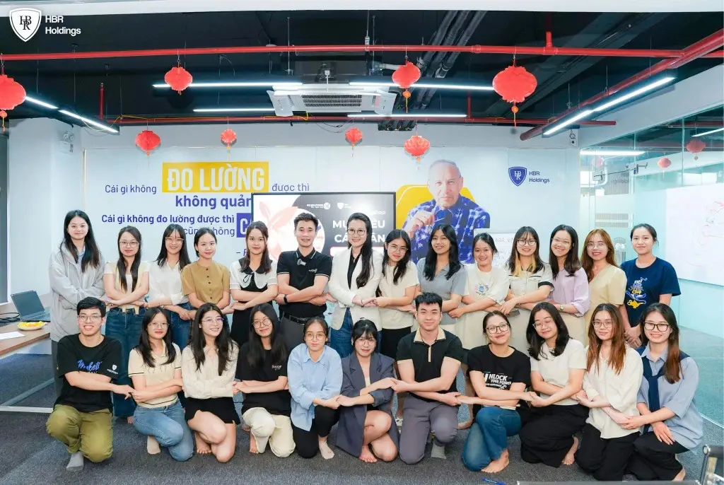 Diễn giả và các thành viên HBR Holdings lưu lại khoảnh khắc sau workshop.