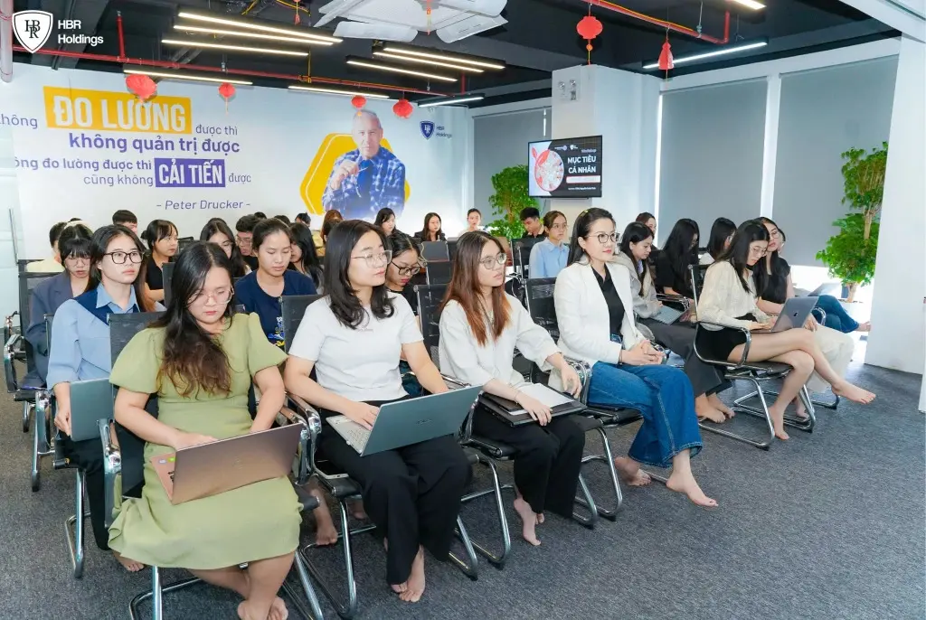 Các thành viên tập trung lắng nghe và ghi chép nội dung được chia sẻ tại workshop.