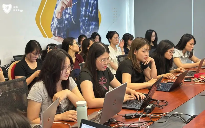 Các thành viên chăm chú ghi chép và thực hành trong chương trình đào tạo.