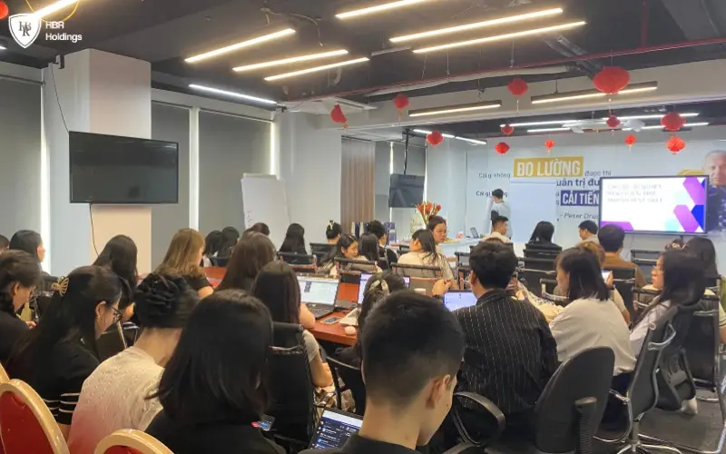Các “chiến binh Sales” có mặt từ sớm, sẵn sàng bước vào chương trình đào tạo.