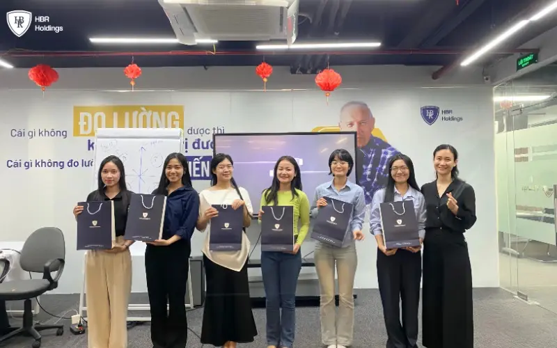 Các thành viên nhận quà sau phần giao lưu tại chương trình.
